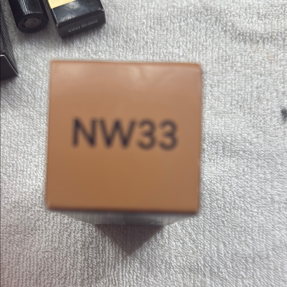 New in Box MAC Studio Fix Fluid Foundation SPF 15 NW33 - Picture 2 of 6